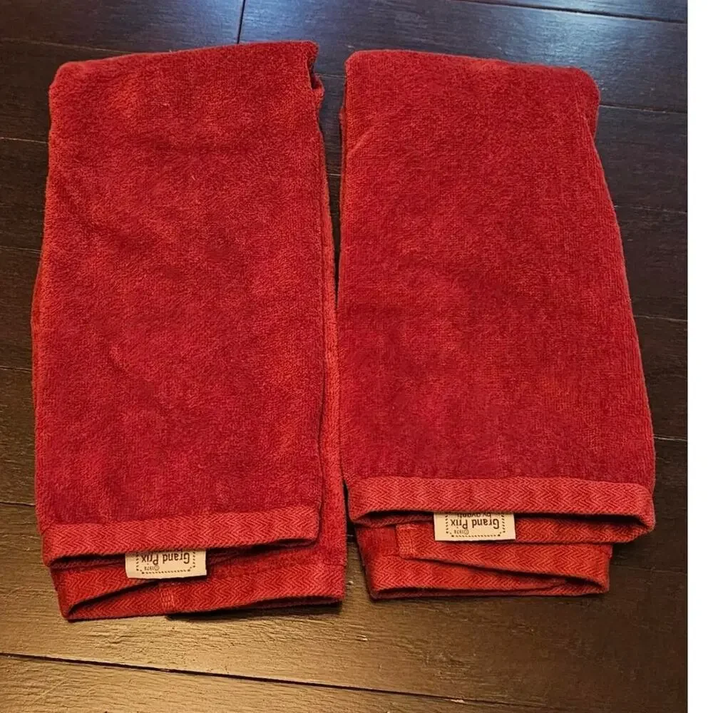 1970s Grand Prix by Avanti Christmas Cat Embroidered Red Hand Towel 2pc Set